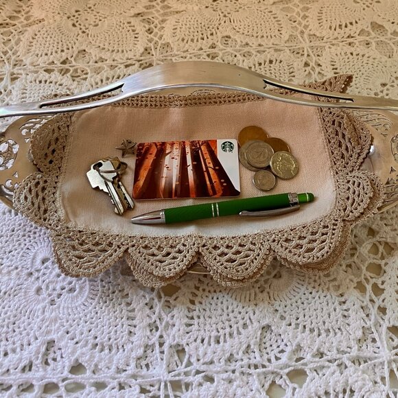 Vintage Silver Plate Oval Tray with Handle/ Blush Coloured Linen Crochet Napkin - Picture 16 of 16